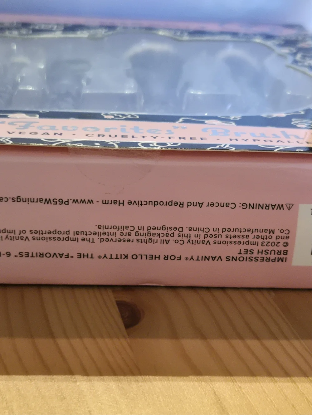🎁Hello Kitty Golden Bow Gift Set: Makeup Bag, Brushes, Wipes, Clips, Stickers
